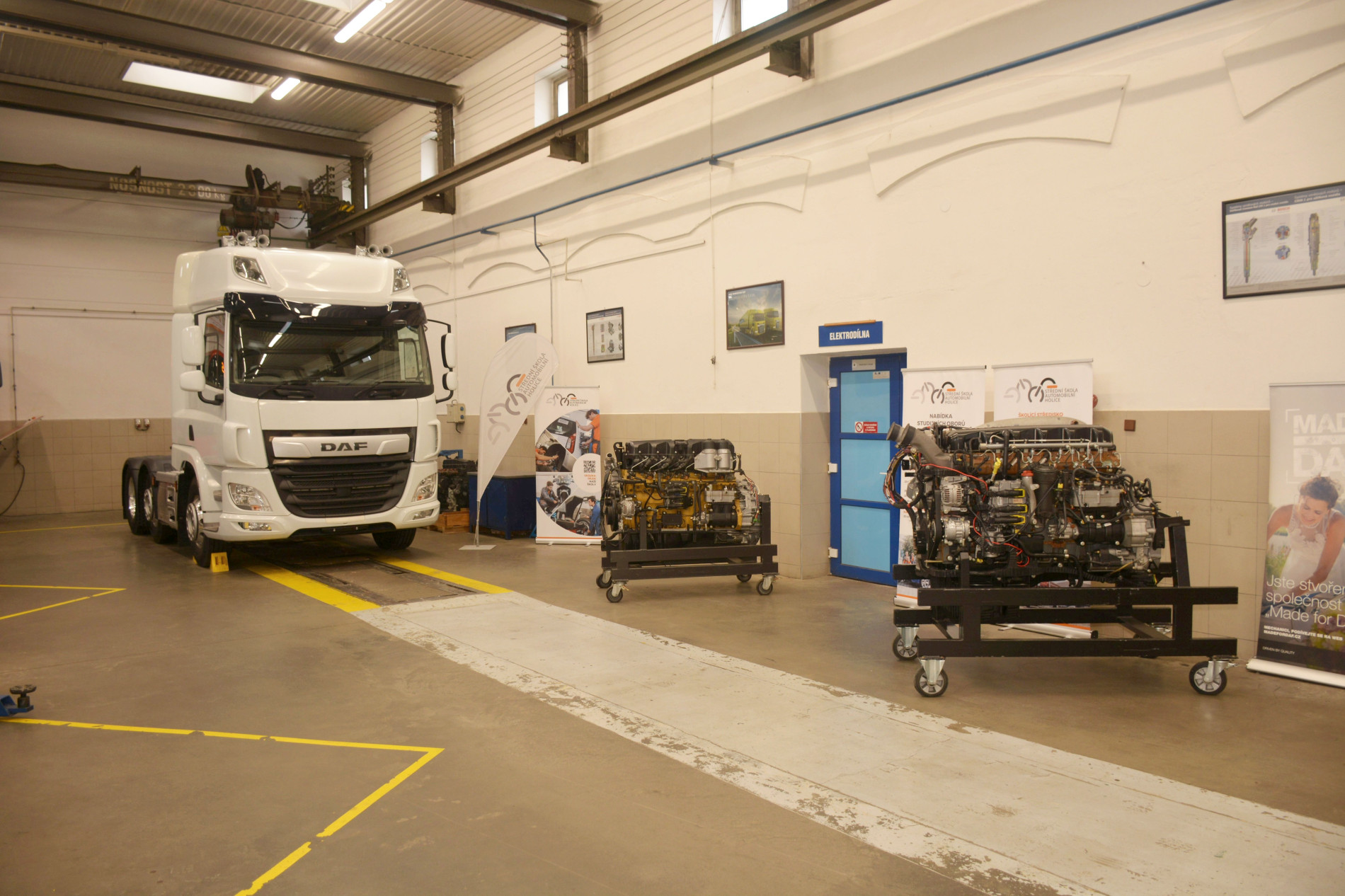 Spolupráce s DAF TRUCKS CZ - Slavnostní předání motorů pro praktickou výuku